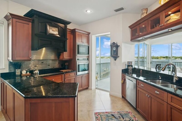 kitchen with tasteful backsplash, sink, stainless steel appliances, and kitchen peninsula