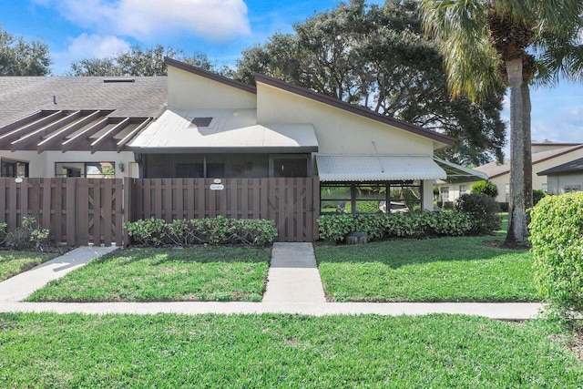 view of front facade with a front yard