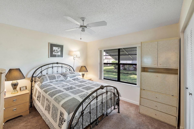 bedroom with ceiling fan, a closet, a textured ceiling, and carpet flooring