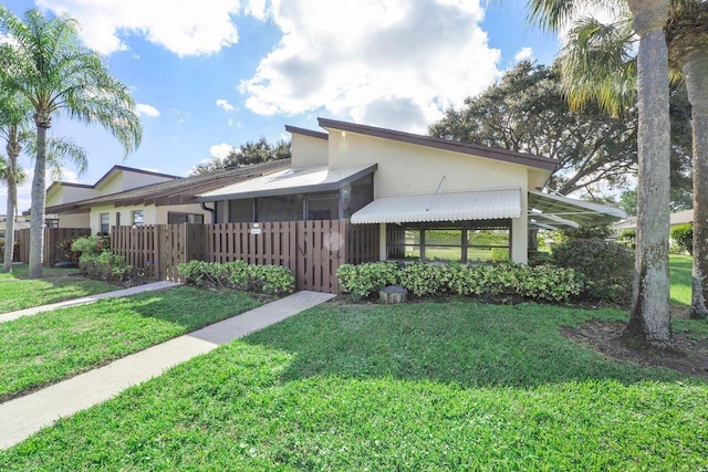 view of front of house featuring a front yard