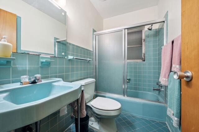 1531 Bacom Point Rd, Pahokee, FL 33476 - full bathroom with shower / bath combination with glass door, tile patterned floors, and tile walls