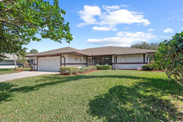 view of front facade featuring stucco siding, an attached garage, concrete driveway, and a front yard