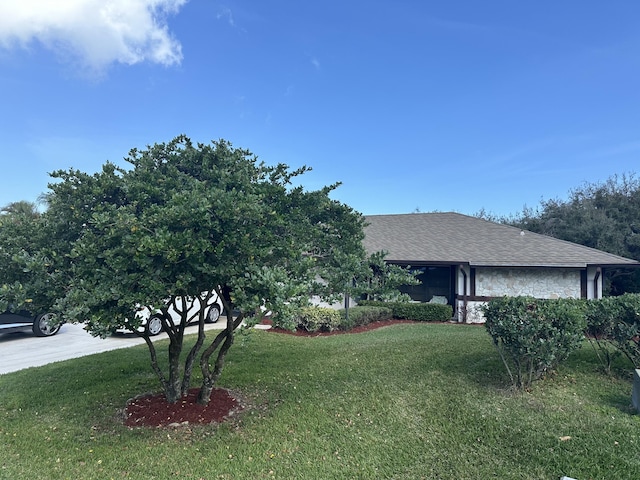 view of front facade with a front yard