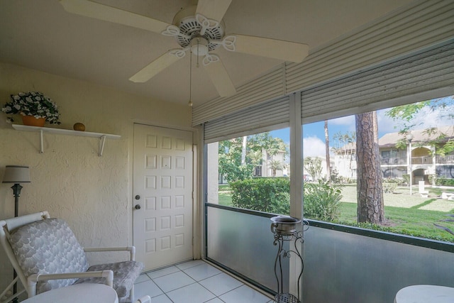 sunroom with ceiling fan