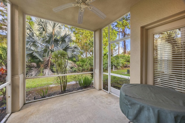 sunroom with ceiling fan