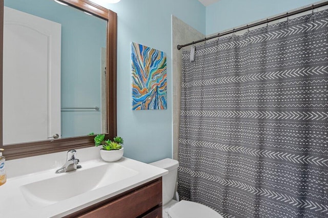 bathroom with a shower with curtain, vanity, and toilet