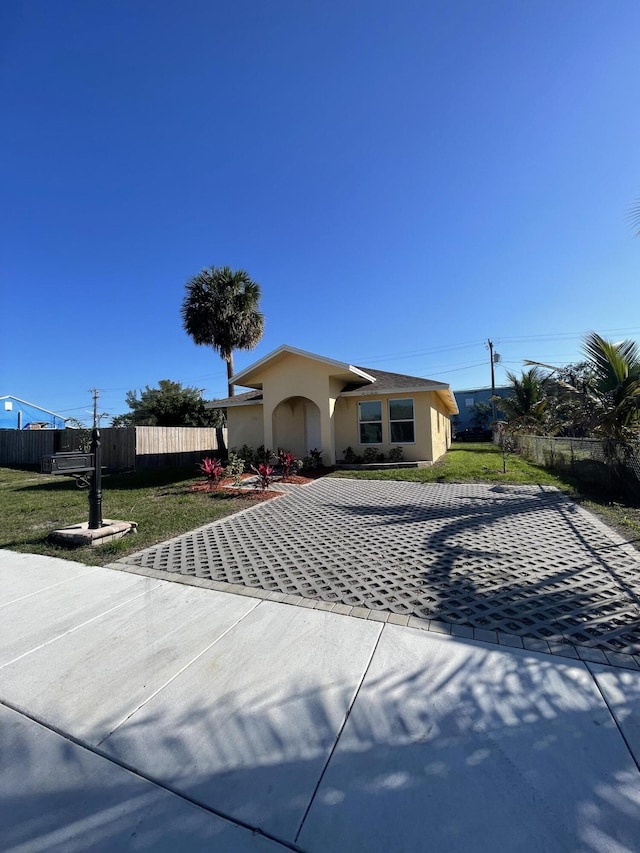 view of front of home featuring a front lawn