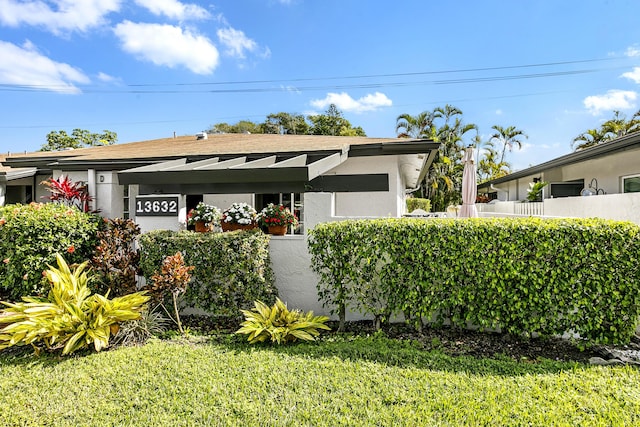 view of front of home with a front lawn