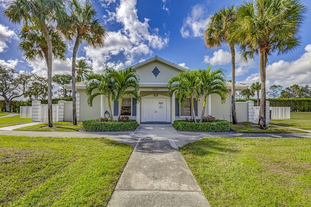 view of front of property with a front yard