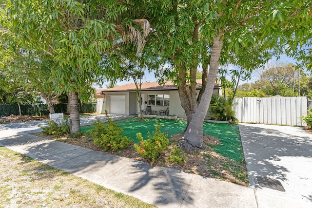 view of front facade featuring a garage and a front yard