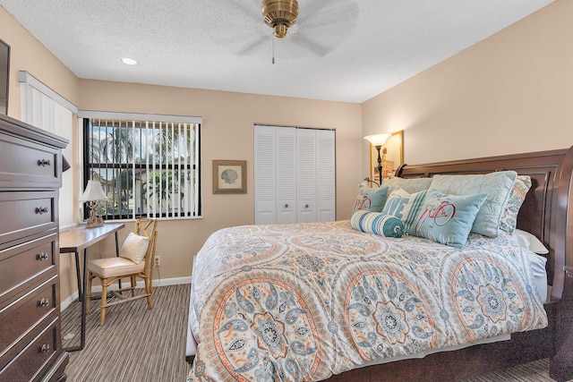 bedroom with ceiling fan, a closet, a textured ceiling, and carpet flooring