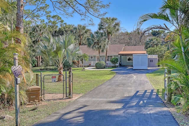 view of front of home featuring a front yard