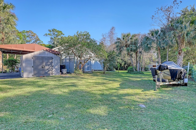 view of yard featuring a storage shed