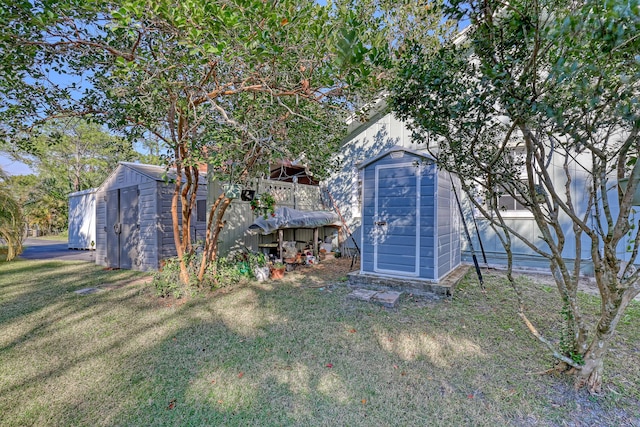 view of outdoor structure with a yard