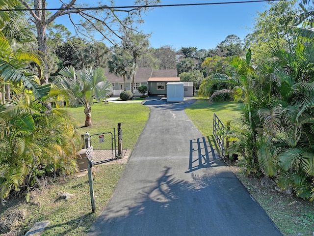 view of front facade with a front yard