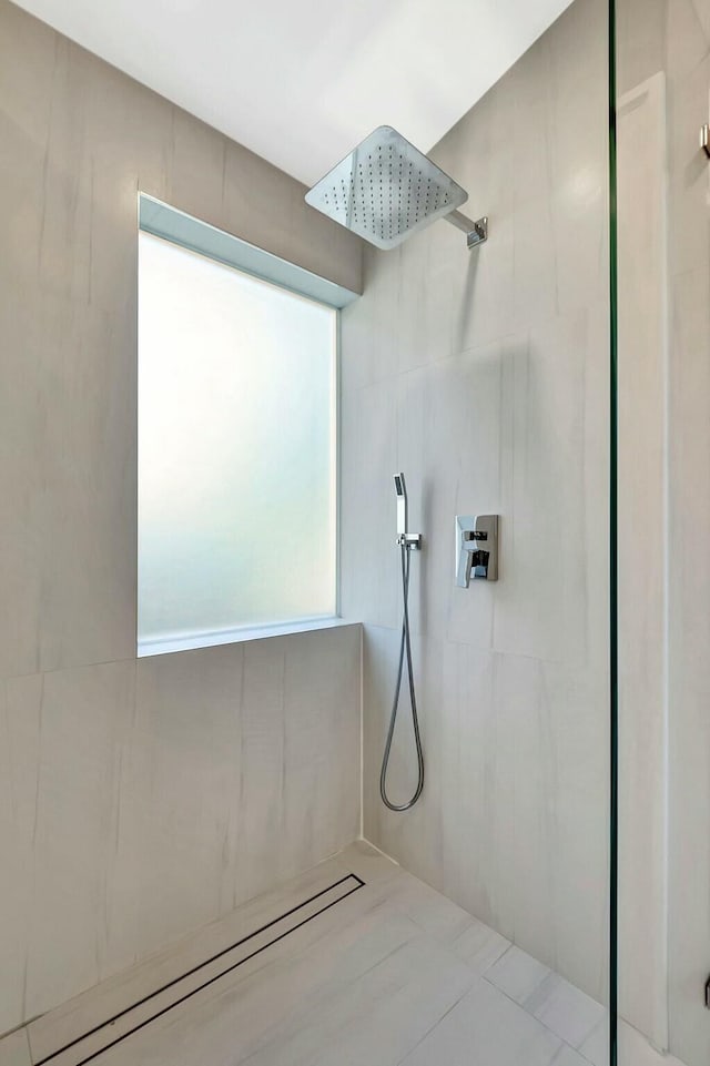 bathroom featuring a tile shower