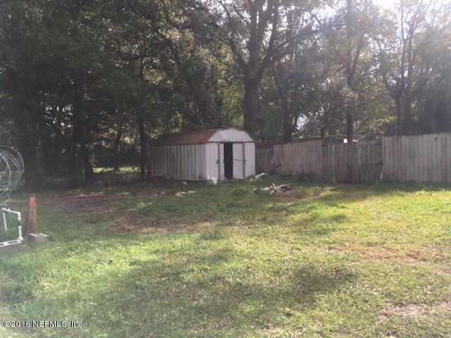 view of yard with a storage unit