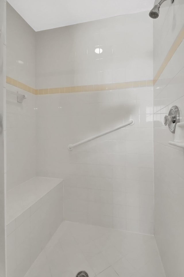 bathroom featuring tiled shower