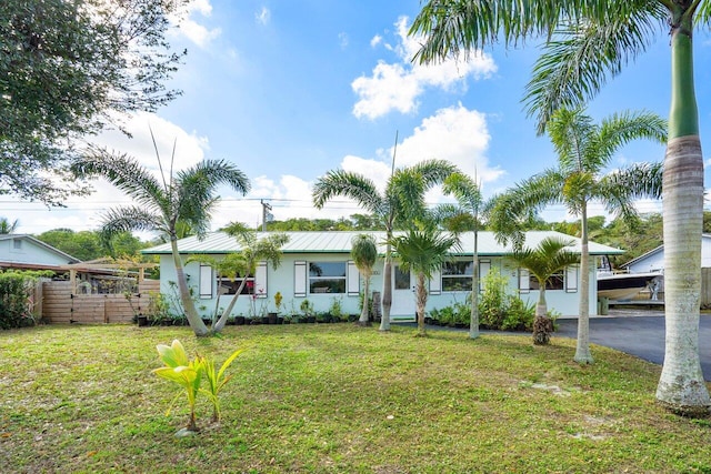 view of front facade featuring a front lawn