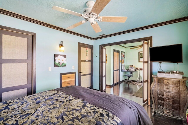 bedroom featuring crown molding, ceiling fan, a textured ceiling, and hardwood / wood-style flooring