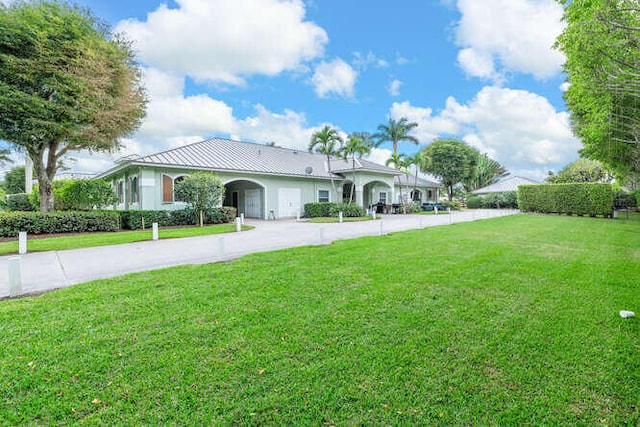 view of front of property featuring driveway and a front lawn