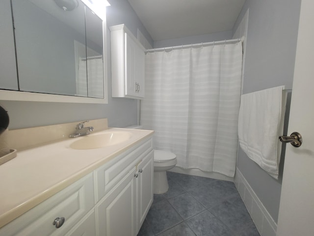 full bathroom featuring tile patterned flooring, vanity, shower / bath combo with shower curtain, and toilet