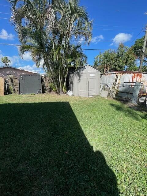 view of yard with a shed