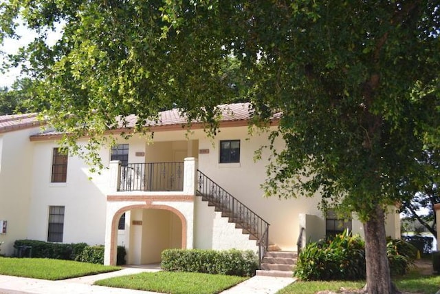 view of front of home featuring a balcony