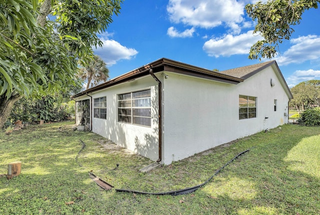 view of side of property featuring a lawn