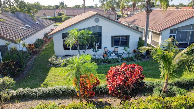 view of front of home featuring a front yard