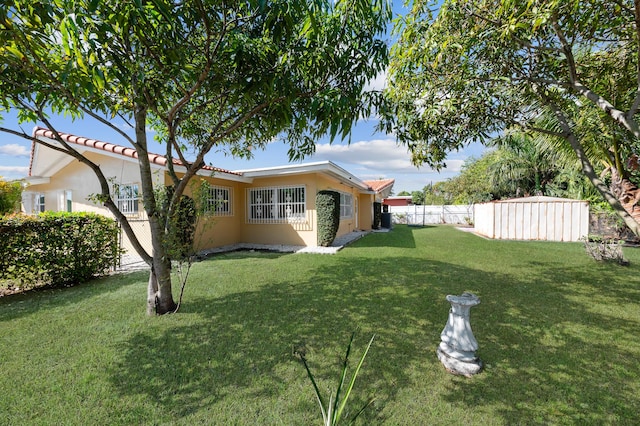 view of yard with a shed