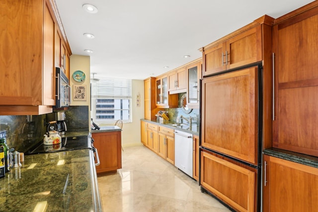 kitchen with stainless steel appliances, sink, and decorative backsplash