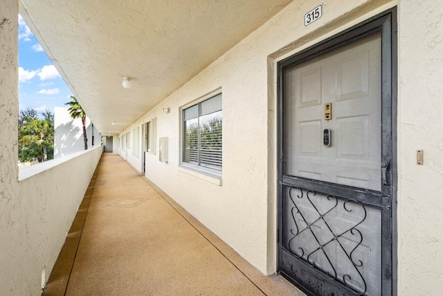 property entrance featuring a balcony