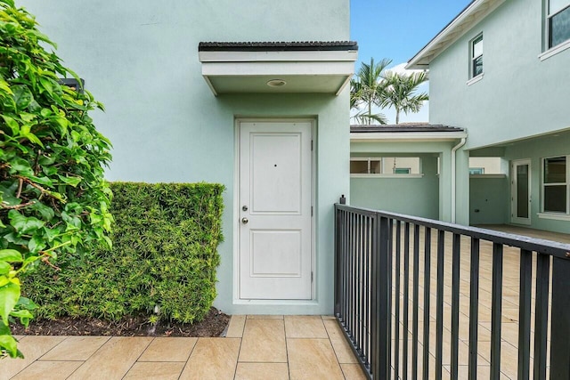 property entrance featuring a balcony