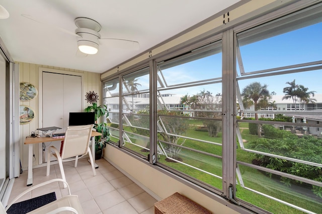 sunroom / solarium featuring ceiling fan