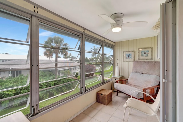 sunroom with ceiling fan