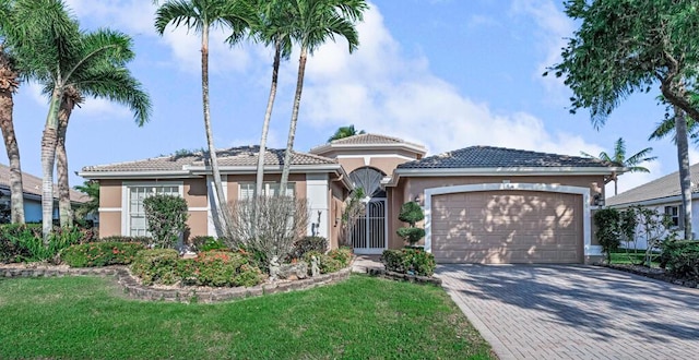 view of front of home featuring a garage and a front yard