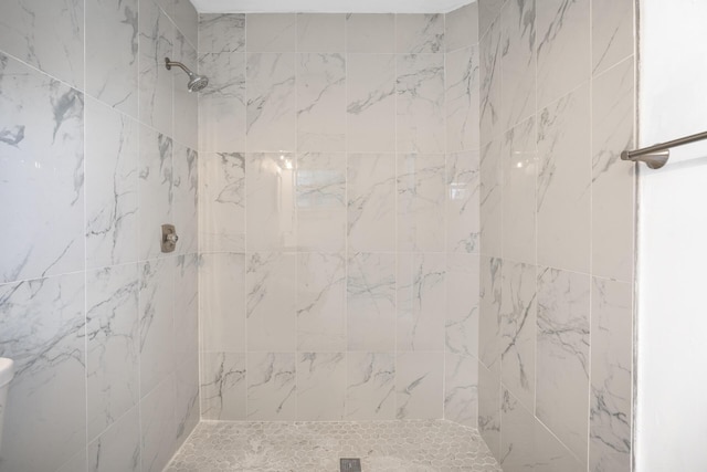 full bathroom featuring a tile shower