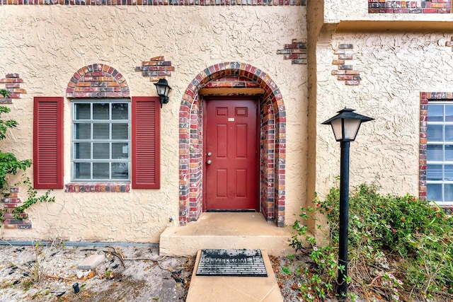 view of exterior entry with stucco siding