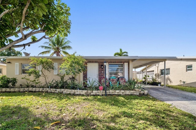 view of front of house featuring a front lawn and a carport