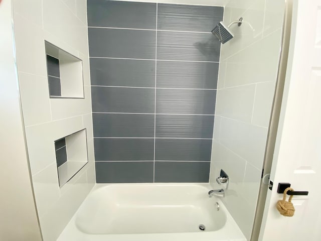 bathroom featuring tiled shower / bath