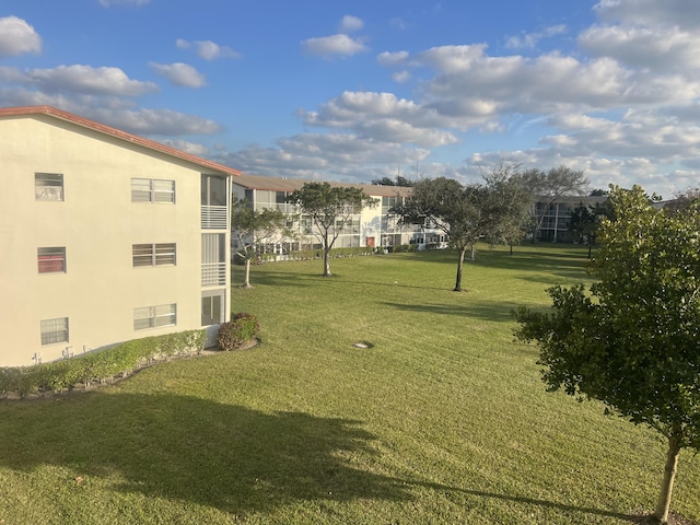 view of property's community featuring a lawn