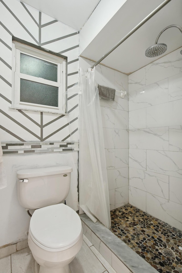 bathroom with toilet and a shower with curtain