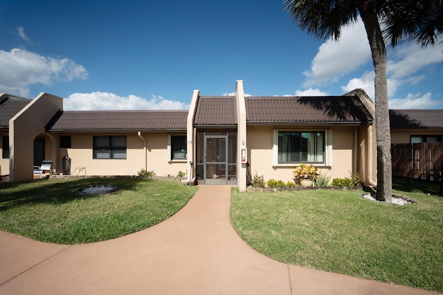 view of front of home featuring a front lawn