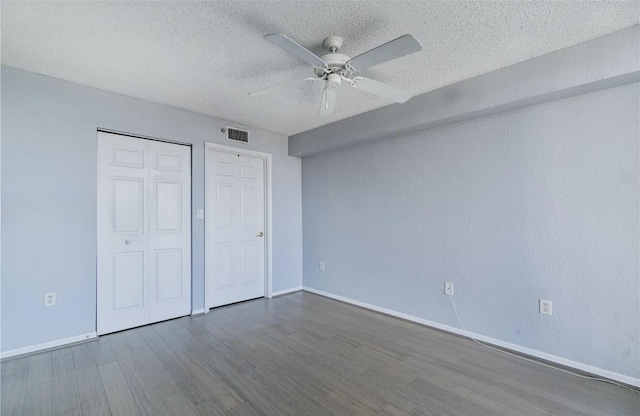 unfurnished bedroom with ceiling fan, hardwood / wood-style floors, a textured ceiling, and a closet