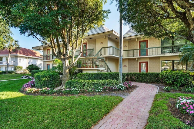 view of front of property with a front yard