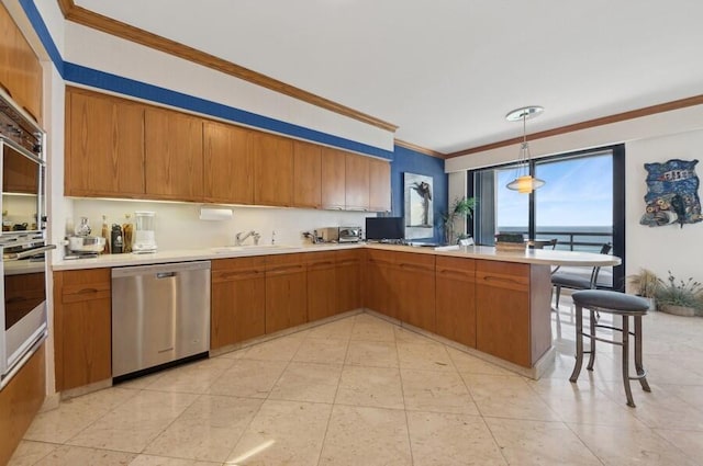 kitchen with sink, a breakfast bar area, hanging light fixtures, kitchen peninsula, and stainless steel appliances