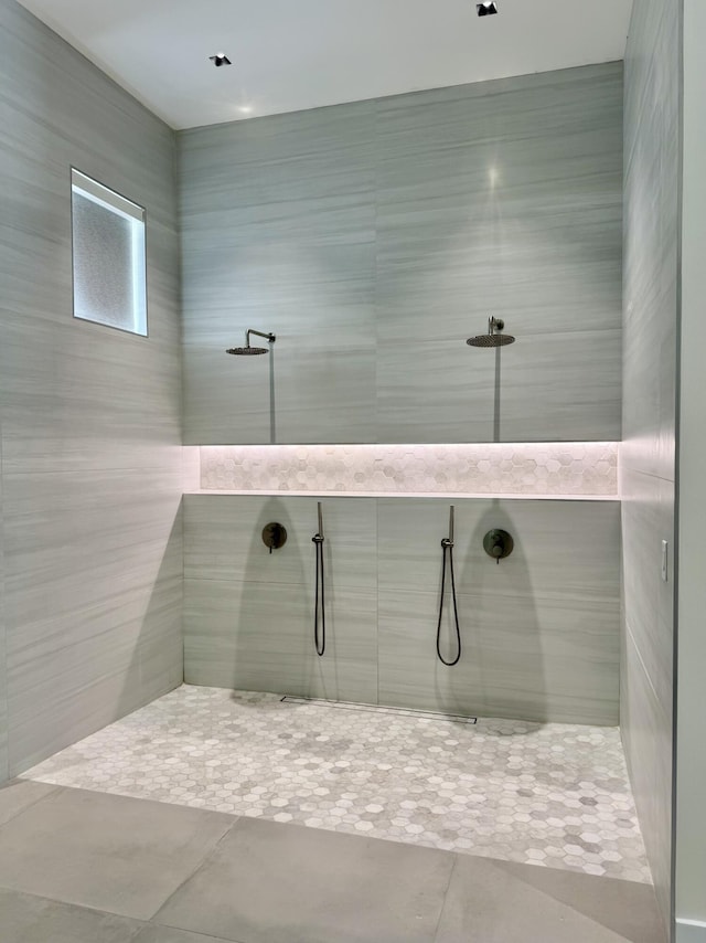 bathroom featuring a tile shower