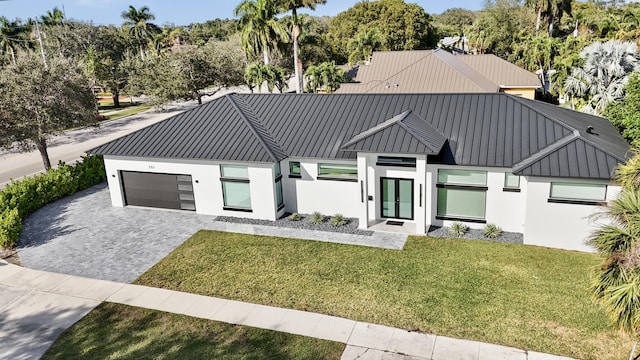 view of front facade featuring a garage and a front yard