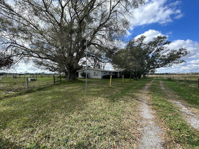 view of yard featuring a rural view